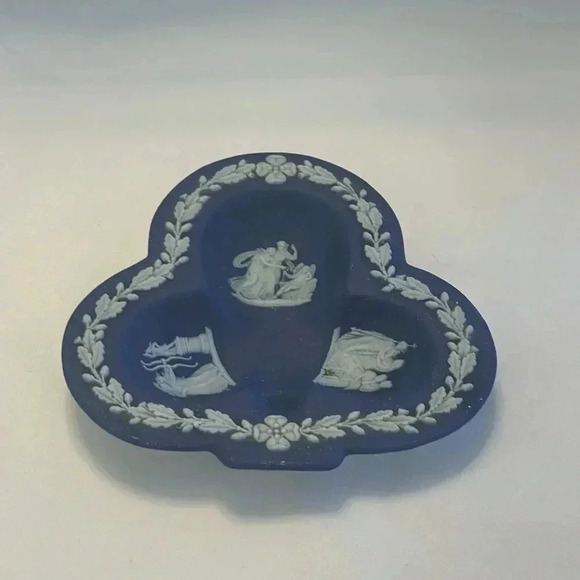 Wedgwood Portland Blue Clover Small Pin Decorative Plate Collectible - Picture 2 of 4